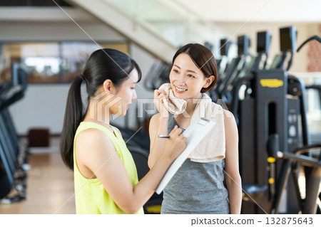 A woman receiving counseling at the gym. Photo courtesy of Sports Club & Sauna Spa Renaissance Makuhari 24 132875643