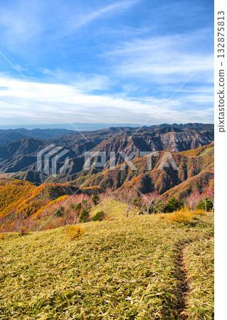 栃木縣日光市：秋葉染紅了足尾地區的山脈 132875813
