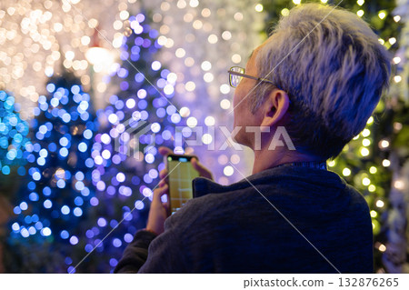 一名男子正在拍攝燈光秀 132876265