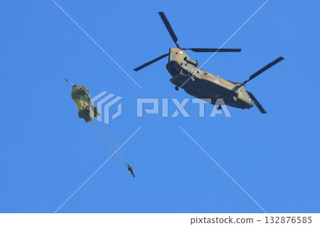 遊騎兵從直升機上降落,空降,傘降訓練,特種部隊 遊騎兵從直升機上降落,空降,傘降訓練,特種部隊 132876585