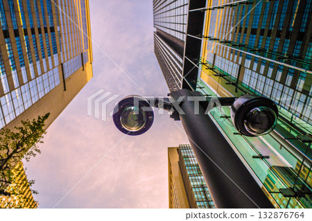 日本東京城市景觀：大手町街角的監視器。在大手町站十字路口附近，一隻「眼睛」注視著通勤者。 132876764