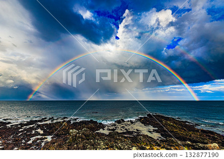 連接大海和天空的彩虹拱門(日出岬) 連接大海和天空的彩虹拱門(日出岬) 132877190