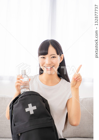 背著防災背包的年輕女子 132877737