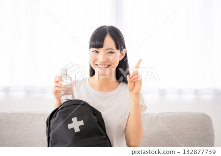 背著防災背包的年輕女子 132877739