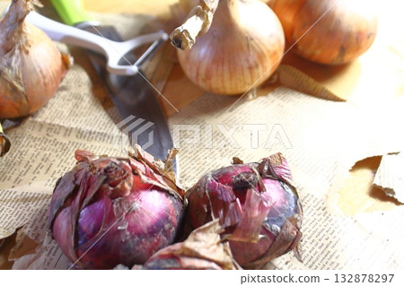 Whole onion 132878297