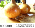Whole onion 132878351