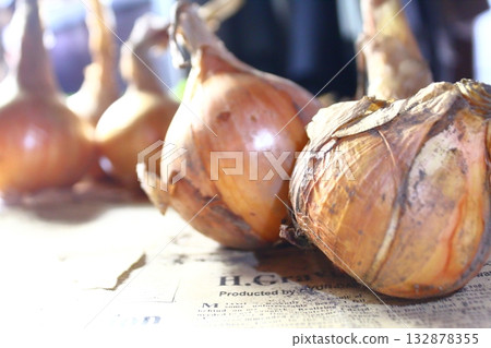 Whole onion Whole onion 132878355