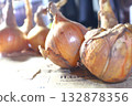 Whole onion 132878356