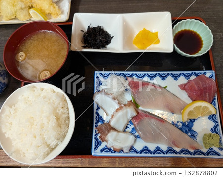 Sashimi set meal 132878802
