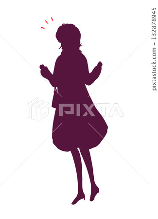 冬日,一位面帶微笑、雙手握拳的女子外出,身影依稀可見。 冬日,一位面帶微笑、雙手握拳的女子外出,身影依稀可見。 132878945