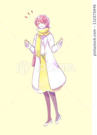 一位女子微笑著走出家門，雙手握拳，冬日 132878946