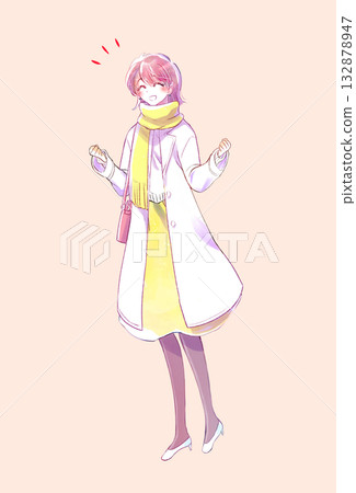 一位女子微笑著走出家門，雙手握拳，冬日 132878947