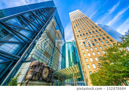 日本東京的城市景觀,可以看到汐留標誌、機械鐘“NTV大鐘”以及正在運行的百合海鷗號列車(在背景中)。 日本東京的城市景觀,可以看到汐留標誌、機械鐘“NTV大鐘”以及正在運行的百合海鷗號列車(在背景中)。 132878984