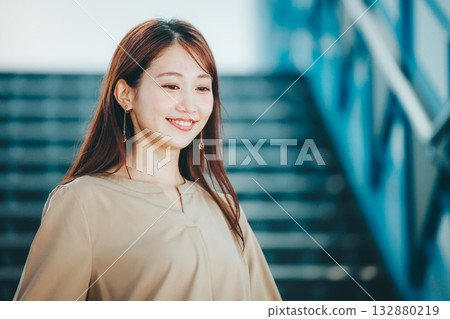 一位女子下樓梯的肖像 一位女子下樓梯的肖像 132880219