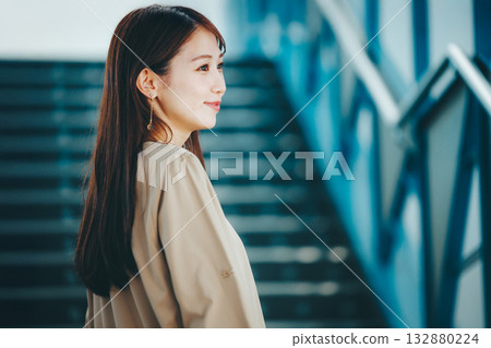 一位女子下樓梯的肖像 一位女子下樓梯的肖像 132880224