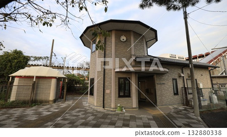 在 JR 兩毛線大思魚川站南出口，有大山市大思魚川商工會議所三田分會大樓和公共廁所。 132880338