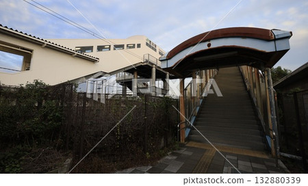 At the south exit of Omoigawa Station on the JR Ryomo Line, the stairs lead to the overbridge connecting the north-south passageway, and the station building is located on the overbridge. 132880339