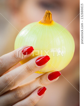 Woman holding white onion 132880815