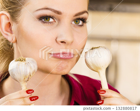 Young woman eating garlic vegetable 132880817