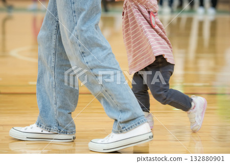 [Nursery school sports day with mom] 132880901