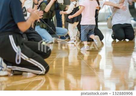[Nursery school sports day obstacle course] 132880906