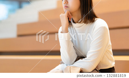 年輕女性/女商人的思考 年輕女性/女商人的思考 132881819