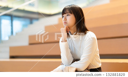 年輕女性/女商人的思考 年輕女性/女商人的思考 132881820