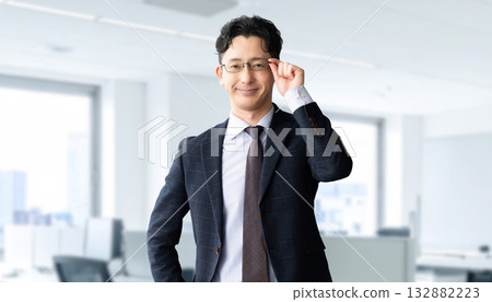 戴眼鏡的男商人 132882223