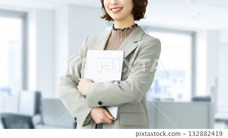 帶筆記型電腦的女人/女商人 132882419