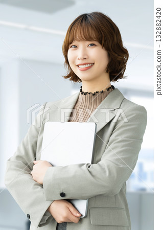 Woman with a laptop / business woman 132882420