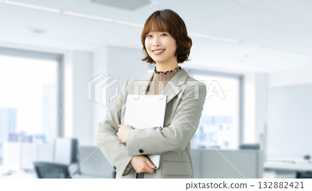 Woman with a laptop / business woman 132882421