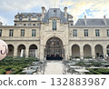 The courtyard of the Carnavalet Museum (Paris History Museum) in the 3rd arrondissement of Paris, the French capital (faces are unrecognizable) 132883987