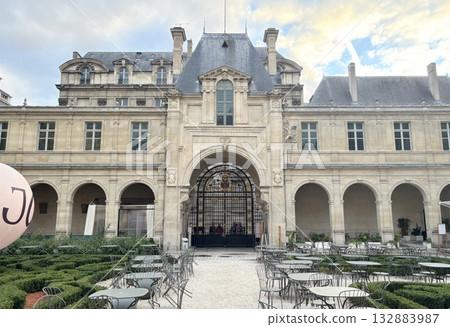 The courtyard of the Carnavalet Museum (Paris History Museum) in the 3rd arrondissement of Paris, the French capital (faces are unrecognizable) 132883987