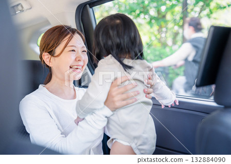 一位母親帶著她的小孩搭乘計程車 132884090