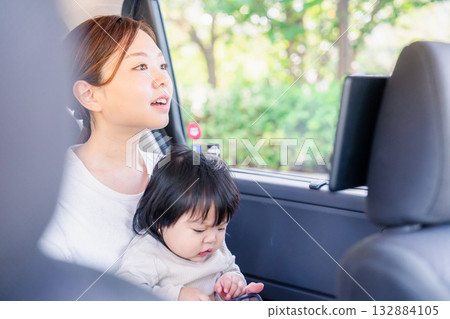 一位母親帶著她的小孩搭乘計程車 一位母親帶著她的小孩搭乘計程車 132884105