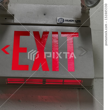 牆上有一個紅色的出口標誌。 132885330