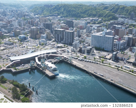 從空中俯瞰鹿兒島市櫻島渡輪碼頭 132886028