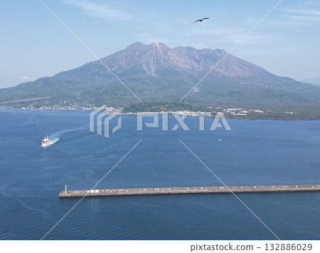 從空中俯瞰連接鹿兒島市和櫻島的汽車渡輪 132886029