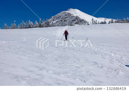 雪季期間,登山客從鳩町峠前往志布津岳。 雪季期間,登山客從鳩町峠前往志布津岳。 132886419