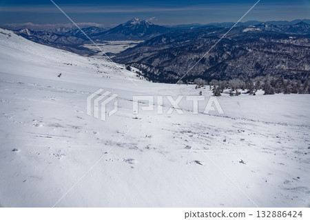 View of Mt. Hiuchigatake, Ayamedaira and Ozegahara from the way to Mt. Shibutsu from Hatomachi Pass 132886424