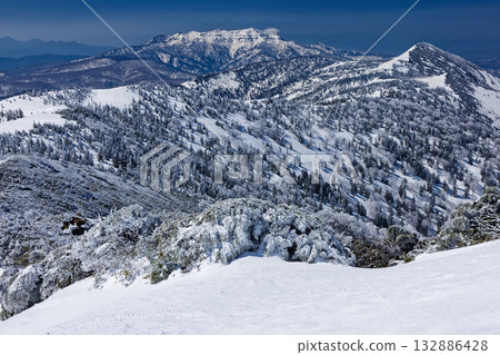 雪季時分，從鳩町峠前往紫佛山的路上，可以看到上州的笠岳和穗高岳。 132886428