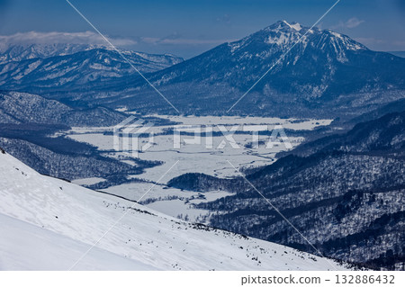 從攀登甲裂佛山的途中可以看到，尾瀨原和日向岳仍然積雪未消。 132886432