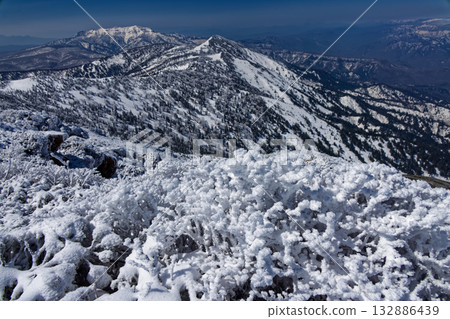 雪季期間，從甲裂佛山上可以看到笠岳、上州穗高岳以及覆蓋著霜雪的樹木。 132886439