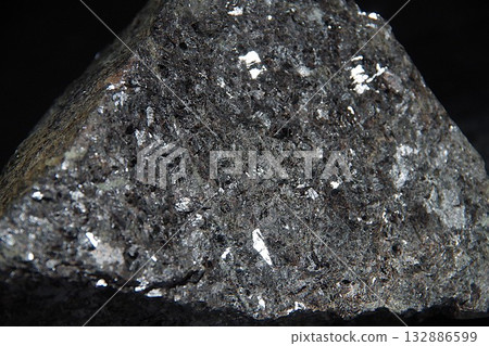 zinc ore 132886599