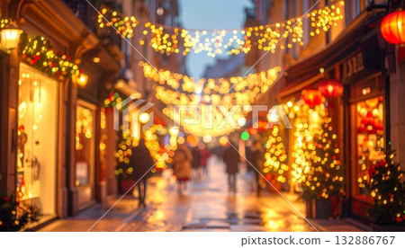 一條掛滿節慶彩旗、燈光璀璨的商業街 132886767