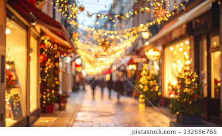 一條掛滿節慶彩旗、燈光璀璨的商業街 一條掛滿節慶彩旗、燈光璀璨的商業街 132886768