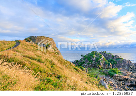 Ashigesaki Observatory bathed in the autumn morning sun, Hachinohe City, Aomori Prefecture 132886927