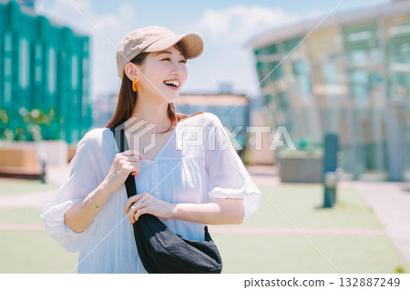 參加活動的微笑女子 參加活動的微笑女子 132887249
