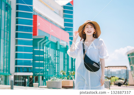 參加活動的微笑女子 132887337