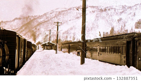 1969年,晴雪交加的一天,新潟縣,盤越西線,日谷站的車站便當攤販。 1969年,晴雪交加的一天,新潟縣,盤越西線,日谷站的車站便當攤販。 132887351